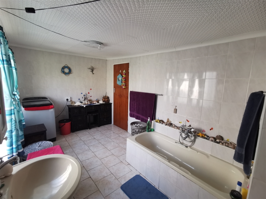 5 Bedroom Property for Sale in Tileba Gauteng