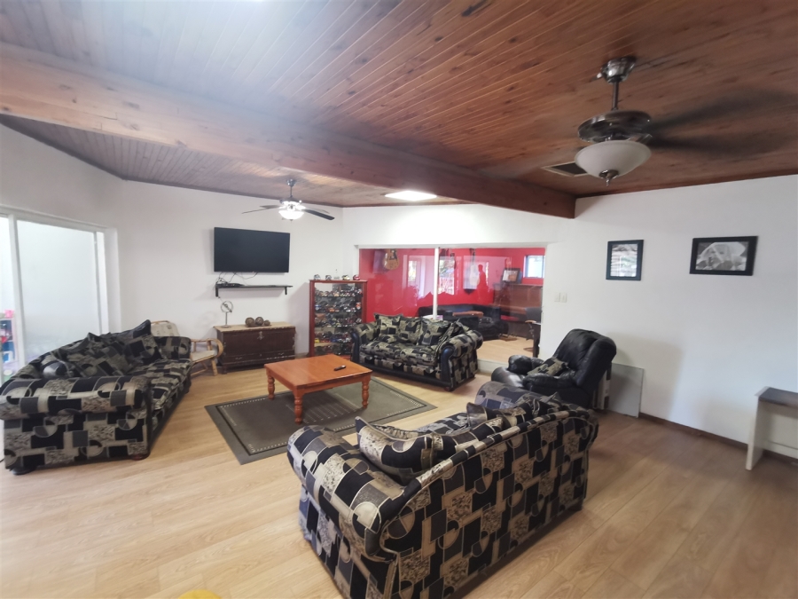 5 Bedroom Property for Sale in Tileba Gauteng