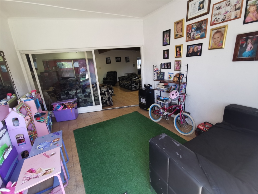 5 Bedroom Property for Sale in Tileba Gauteng