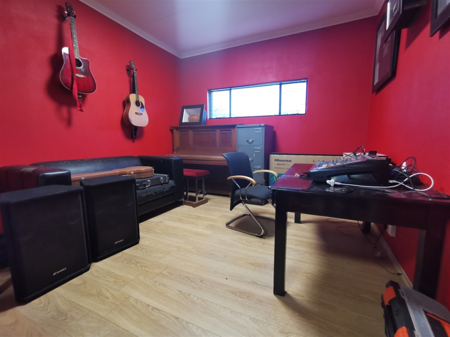 5 Bedroom Property for Sale in Tileba Gauteng