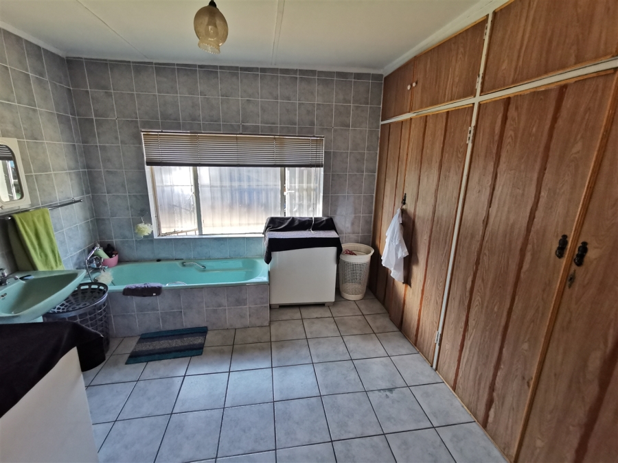 5 Bedroom Property for Sale in Tileba Gauteng