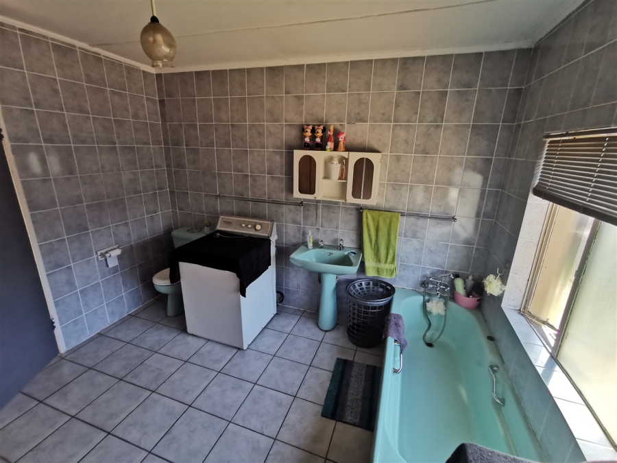 5 Bedroom Property for Sale in Tileba Gauteng
