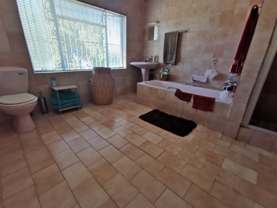 5 Bedroom Property for Sale in Tileba Gauteng