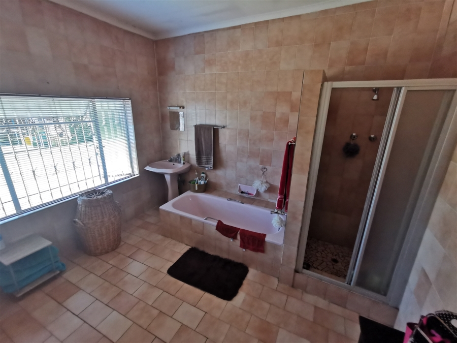 5 Bedroom Property for Sale in Tileba Gauteng