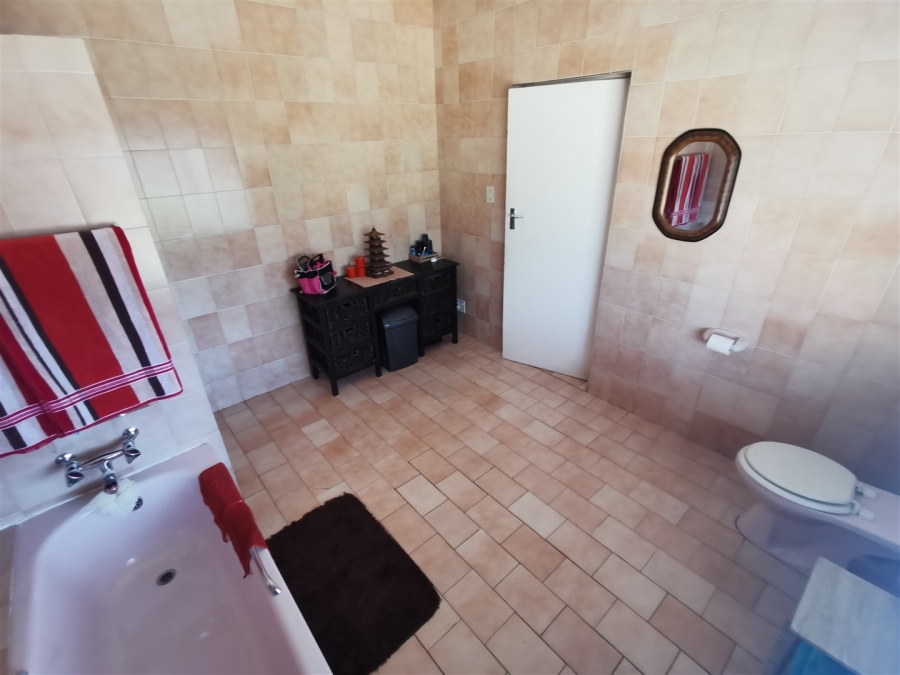 5 Bedroom Property for Sale in Tileba Gauteng