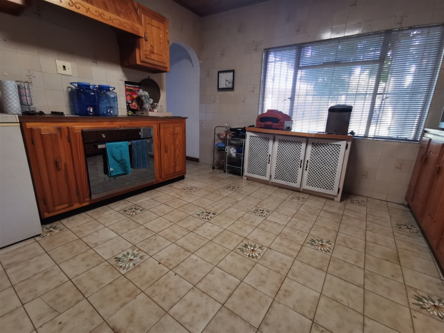 5 Bedroom Property for Sale in Tileba Gauteng