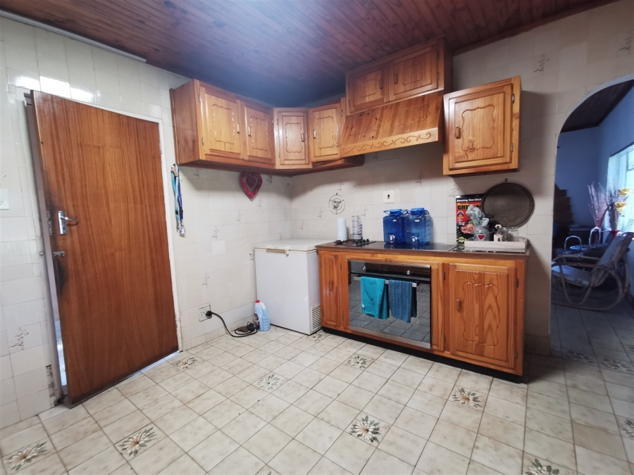 5 Bedroom Property for Sale in Tileba Gauteng