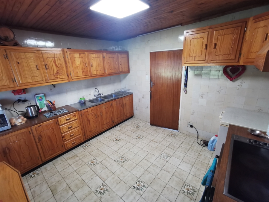 5 Bedroom Property for Sale in Tileba Gauteng