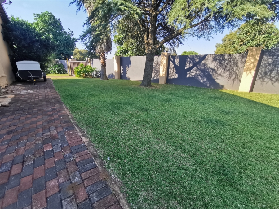 5 Bedroom Property for Sale in Tileba Gauteng