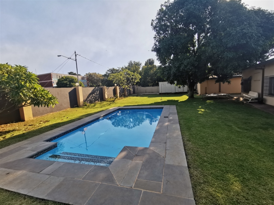 5 Bedroom Property for Sale in Tileba Gauteng