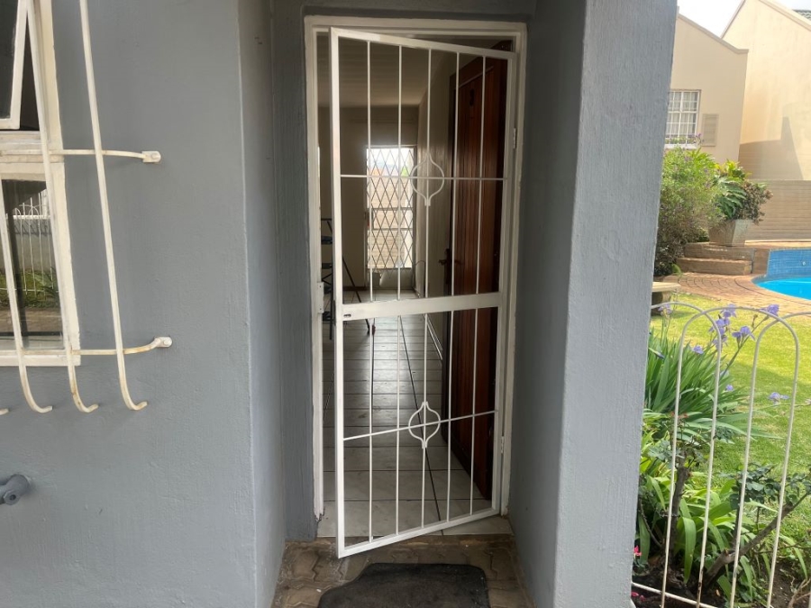 To Let 2 Bedroom Property for Rent in New Redruth Gauteng