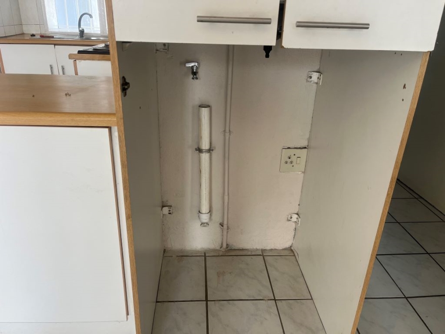 To Let 2 Bedroom Property for Rent in New Redruth Gauteng