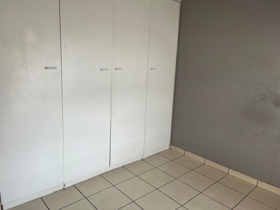 To Let 2 Bedroom Property for Rent in New Redruth Gauteng