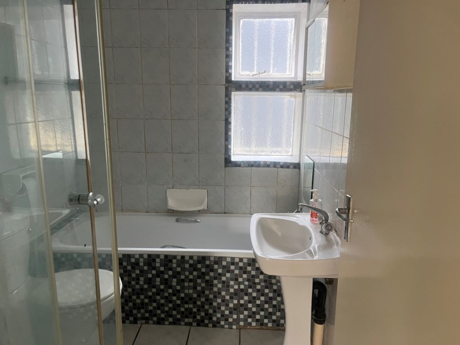 To Let 2 Bedroom Property for Rent in New Redruth Gauteng