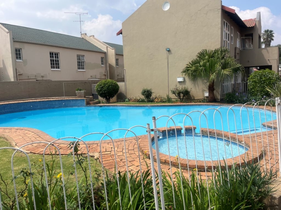 To Let 2 Bedroom Property for Rent in New Redruth Gauteng