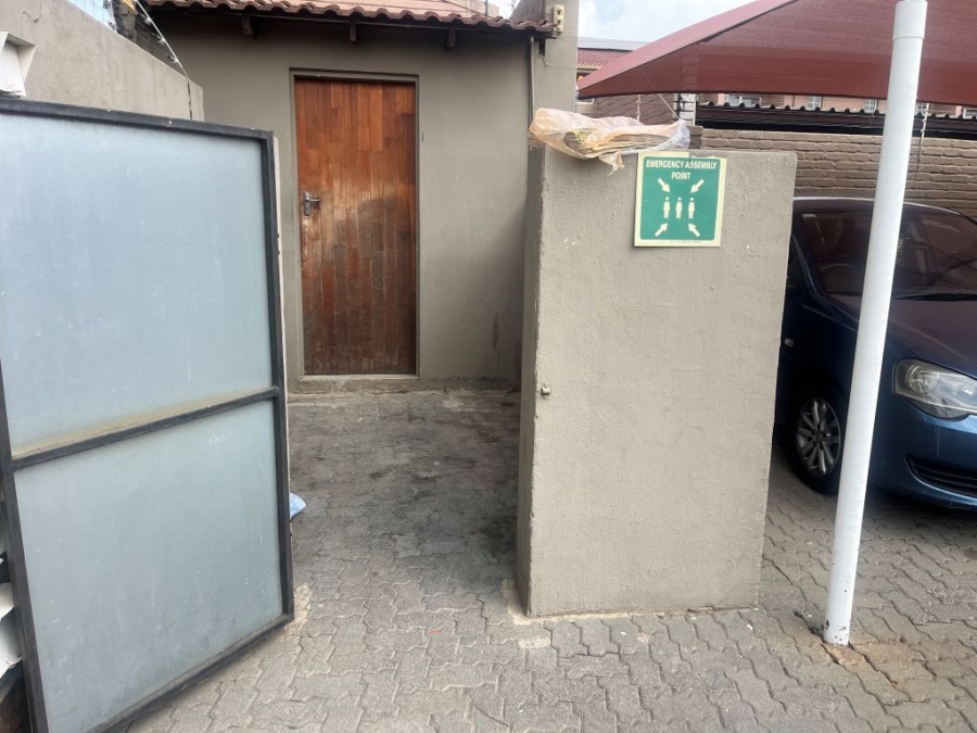 To Let 2 Bedroom Property for Rent in New Redruth Gauteng