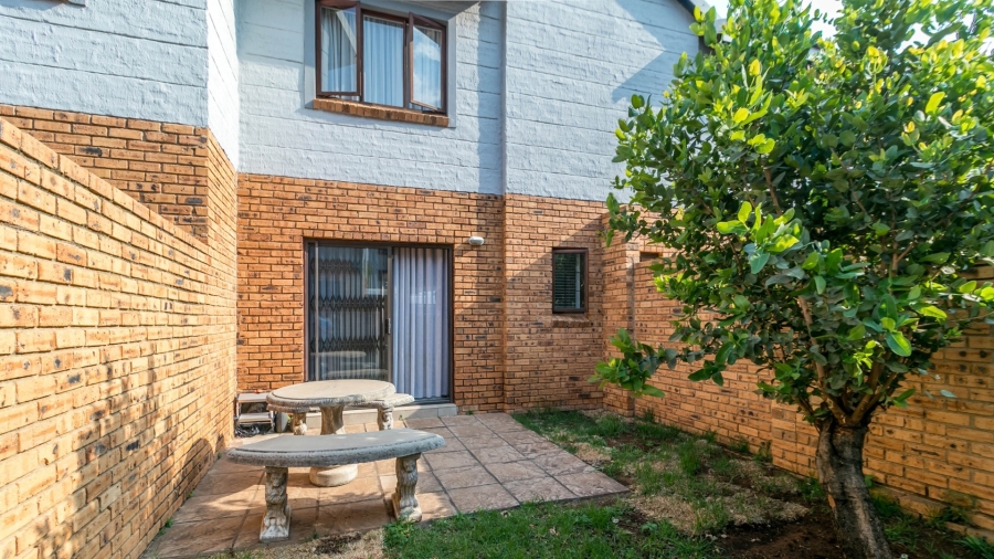 To Let 2 Bedroom Property for Rent in Blue Hills Gauteng