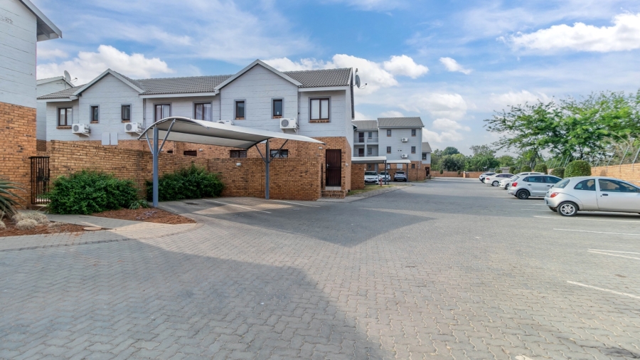 To Let 2 Bedroom Property for Rent in Blue Hills Gauteng