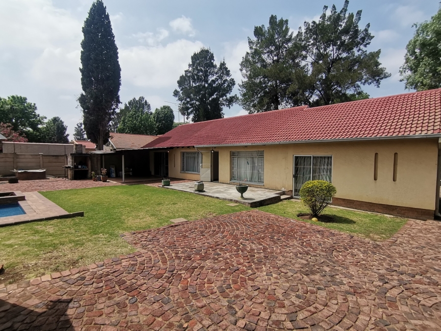 4 Bedroom Property for Sale in Brackendowns Gauteng