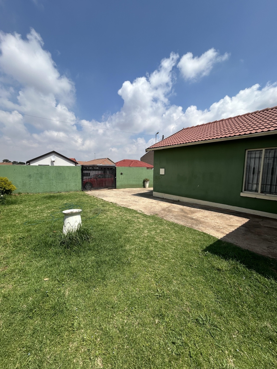 2 Bedroom Property for Sale in Kagiso Gauteng
