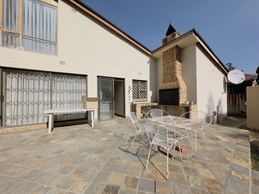 5 Bedroom Property for Sale in Parkhill Gardens Gauteng