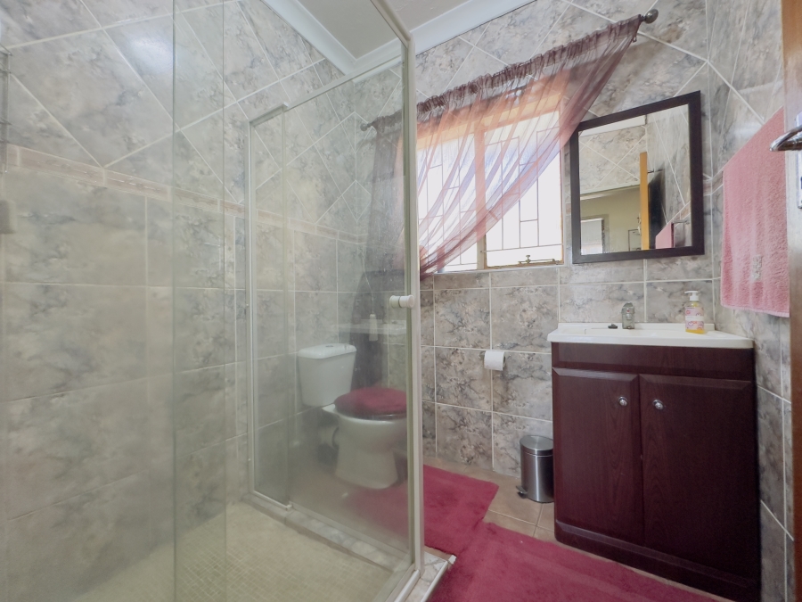 5 Bedroom Property for Sale in Parkhill Gardens Gauteng