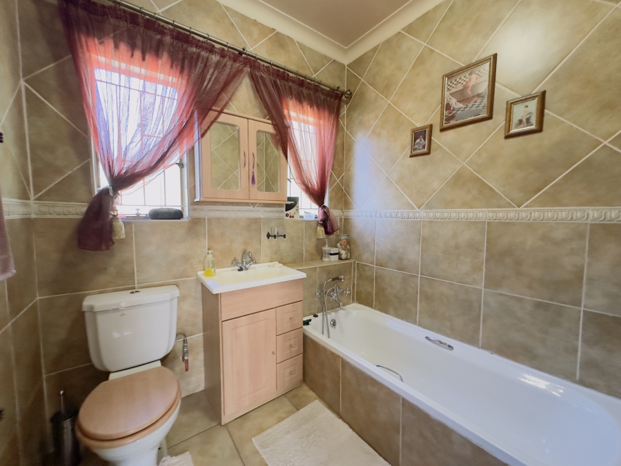 5 Bedroom Property for Sale in Parkhill Gardens Gauteng