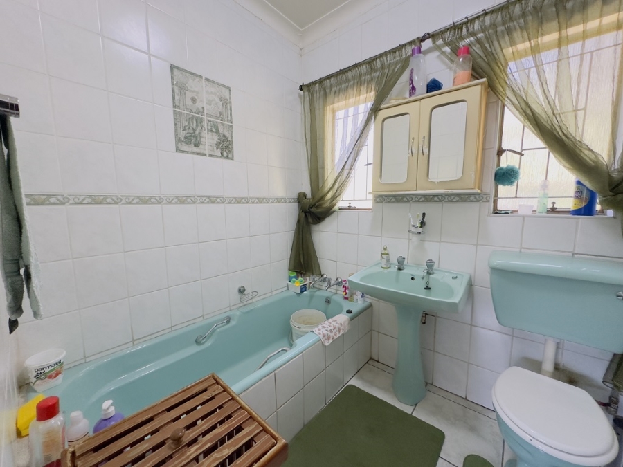 5 Bedroom Property for Sale in Parkhill Gardens Gauteng
