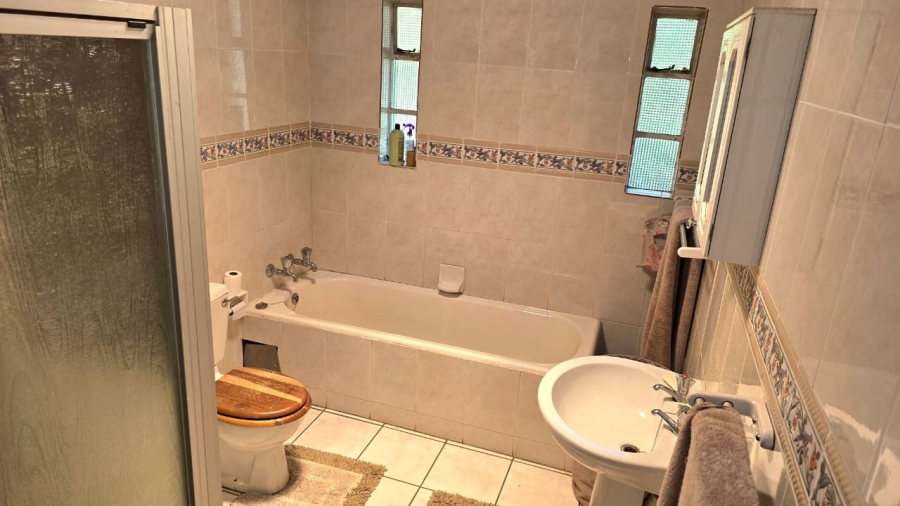 5 Bedroom Property for Sale in Eldoraigne Gauteng