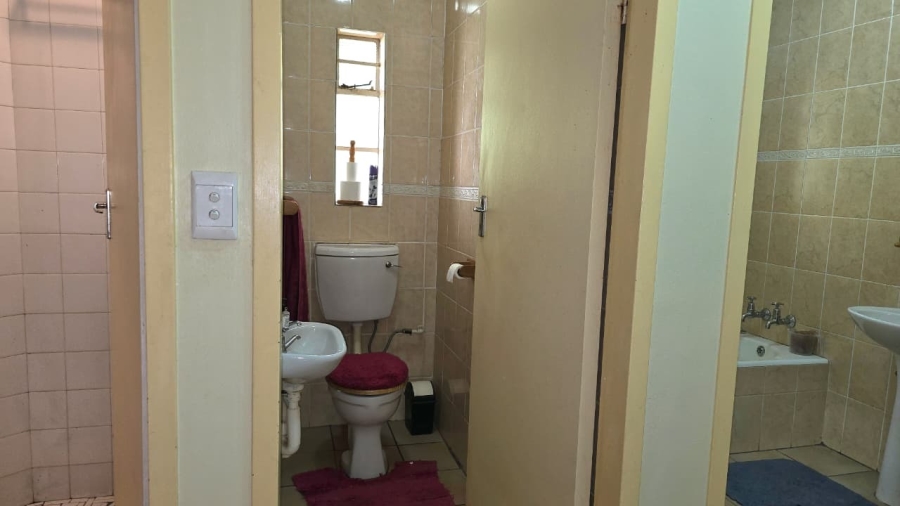 5 Bedroom Property for Sale in Eldoraigne Gauteng