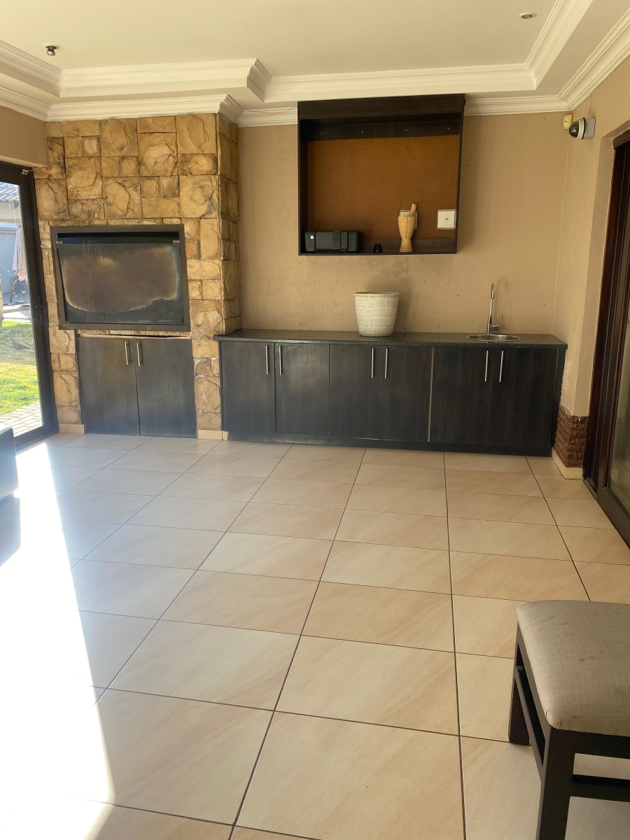 4 Bedroom Property for Sale in Helderwyk Gauteng