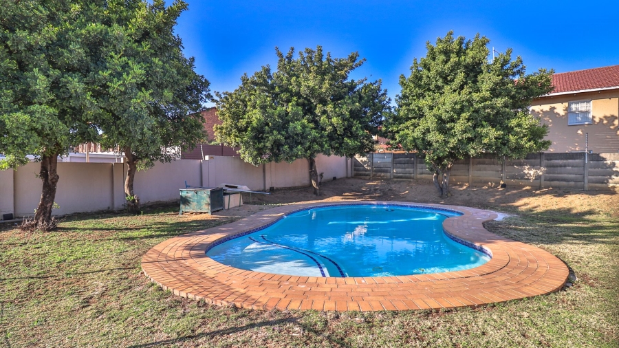 2 Bedroom Property for Sale in Vorna Valley Gauteng