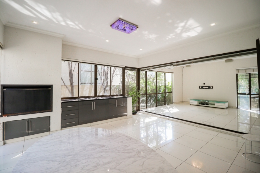 To Let 3 Bedroom Property for Rent in Sandown Gauteng