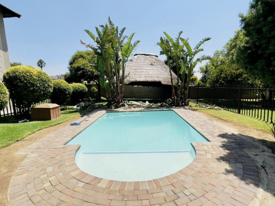 2 Bedroom Property for Sale in Buccleuch Gauteng