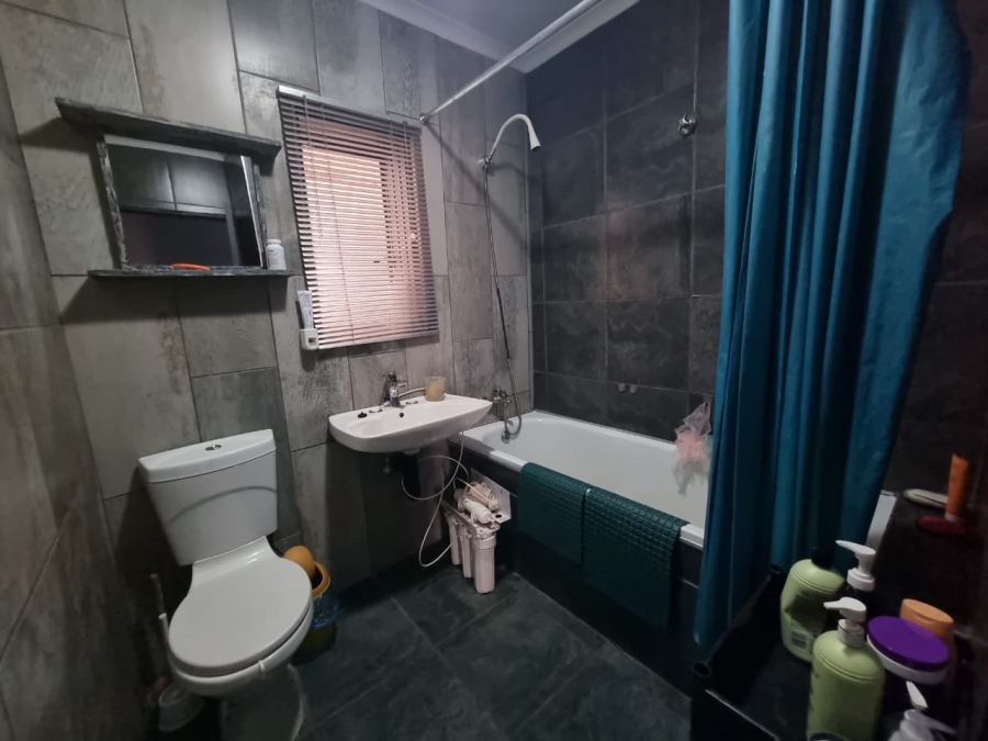 4 Bedroom Property for Sale in Vanderbijlpark Cw 6 Gauteng