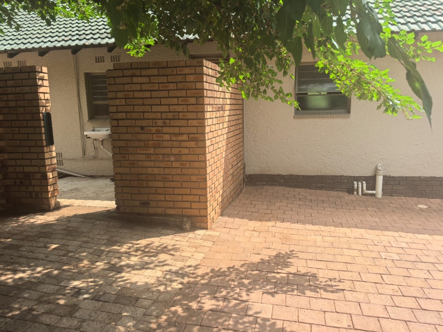 5 Bedroom Property for Sale in Wilro Park Gauteng
