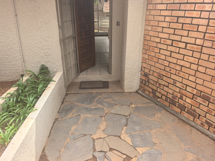 5 Bedroom Property for Sale in Wilro Park Gauteng