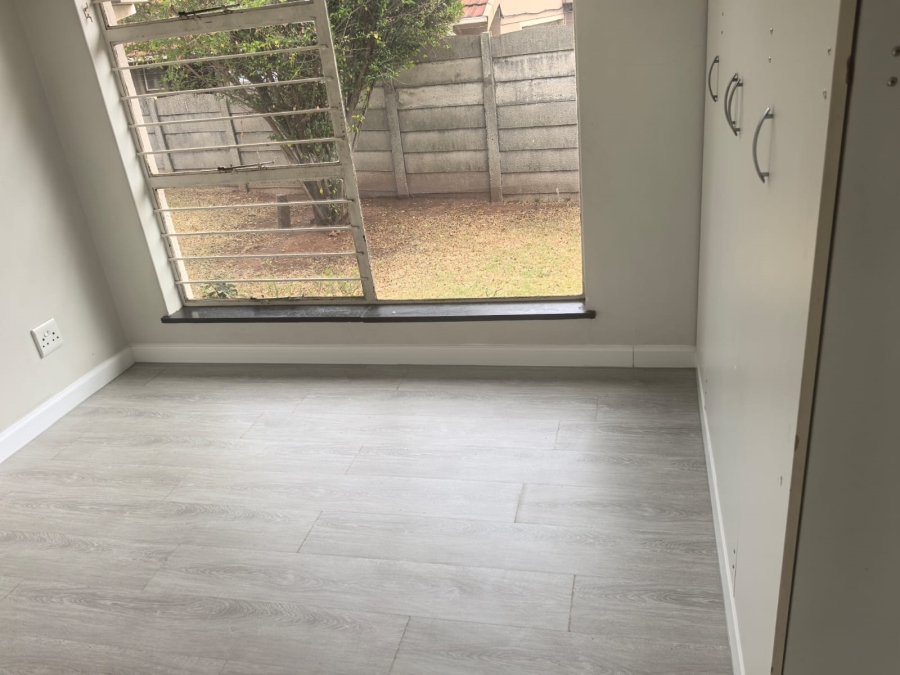 5 Bedroom Property for Sale in Wilro Park Gauteng