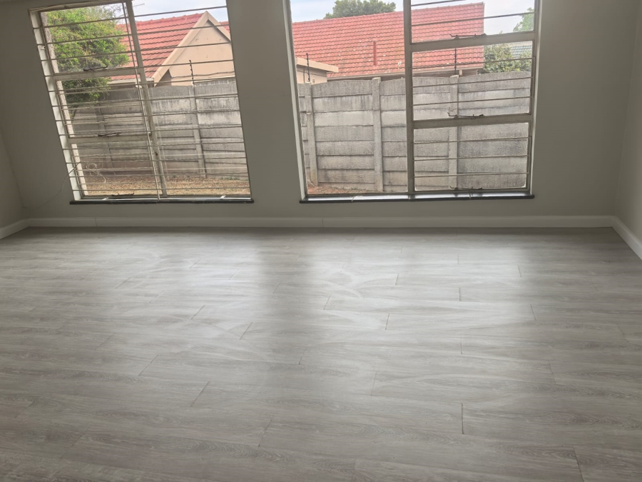 5 Bedroom Property for Sale in Wilro Park Gauteng