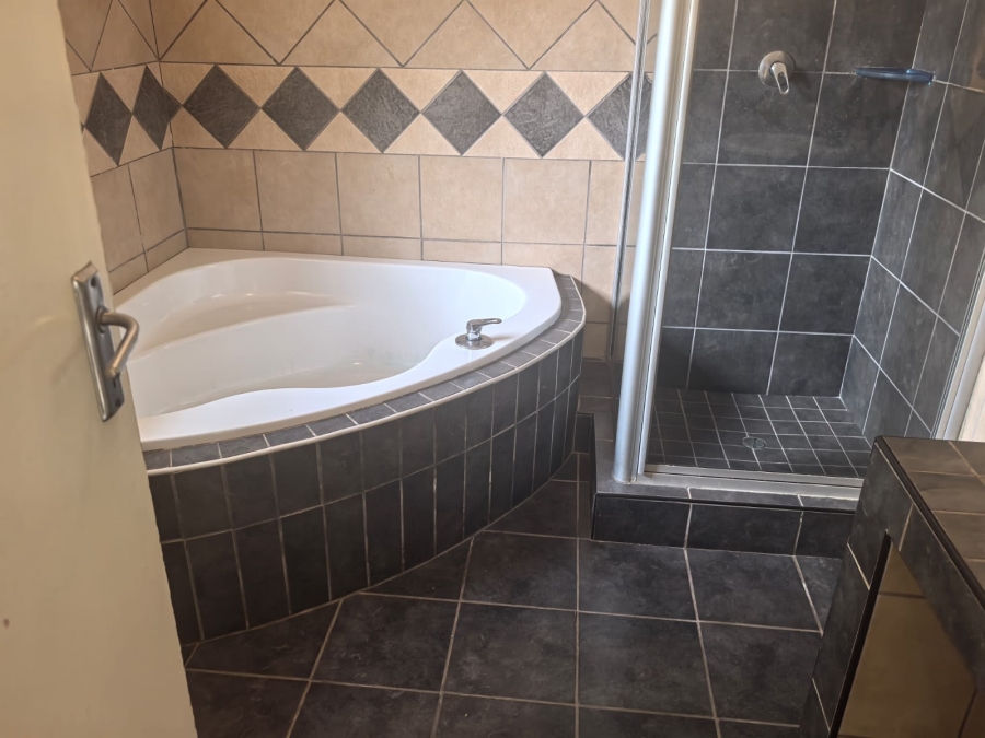 5 Bedroom Property for Sale in Wilro Park Gauteng