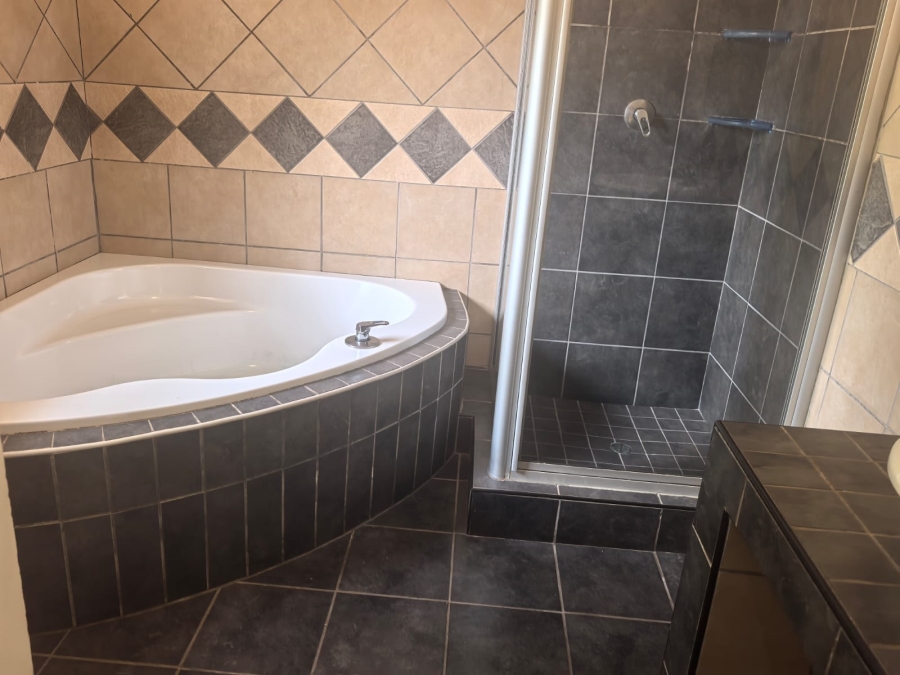 5 Bedroom Property for Sale in Wilro Park Gauteng