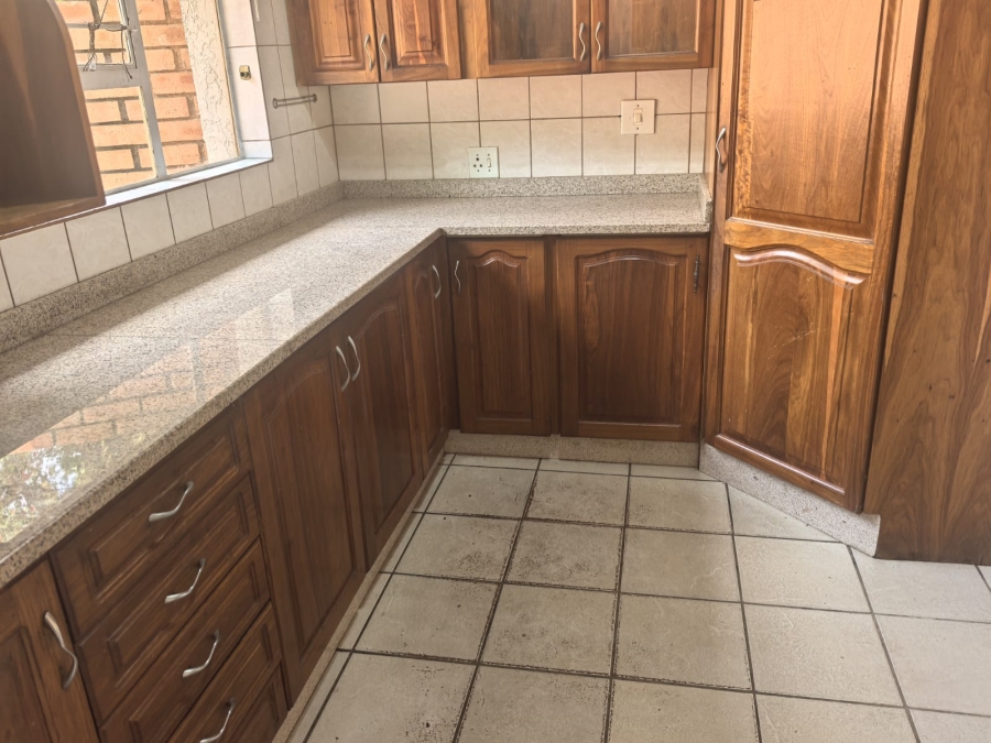 5 Bedroom Property for Sale in Wilro Park Gauteng