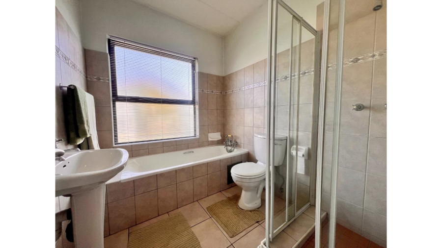 To Let 2 Bedroom Property for Rent in Magaliessig Gauteng