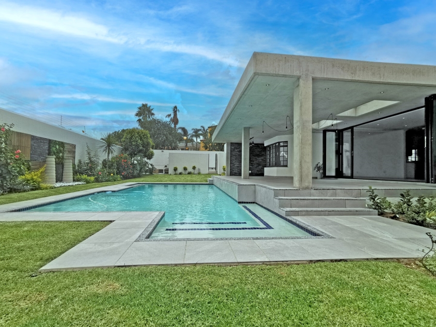 5 Bedroom Property for Sale in Benmore Gardens Gauteng