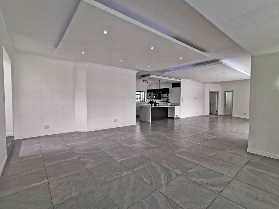 5 Bedroom Property for Sale in Benmore Gardens Gauteng