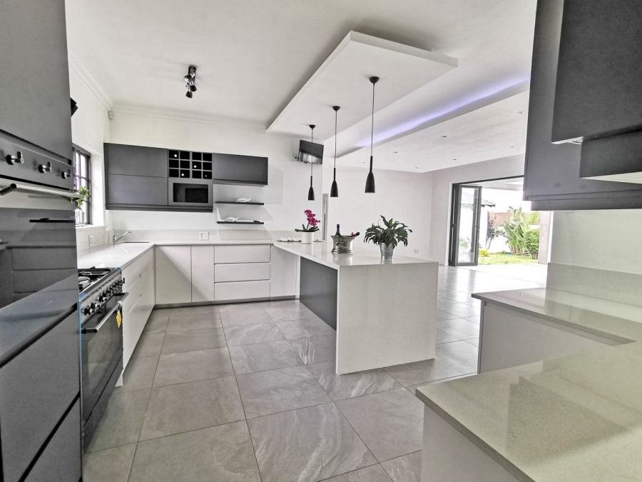 5 Bedroom Property for Sale in Benmore Gardens Gauteng