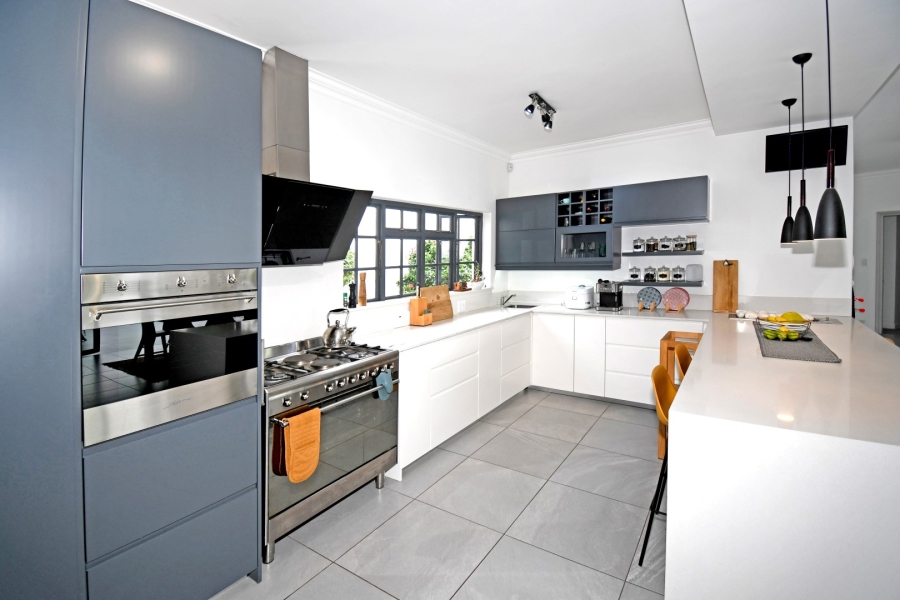 5 Bedroom Property for Sale in Benmore Gardens Gauteng