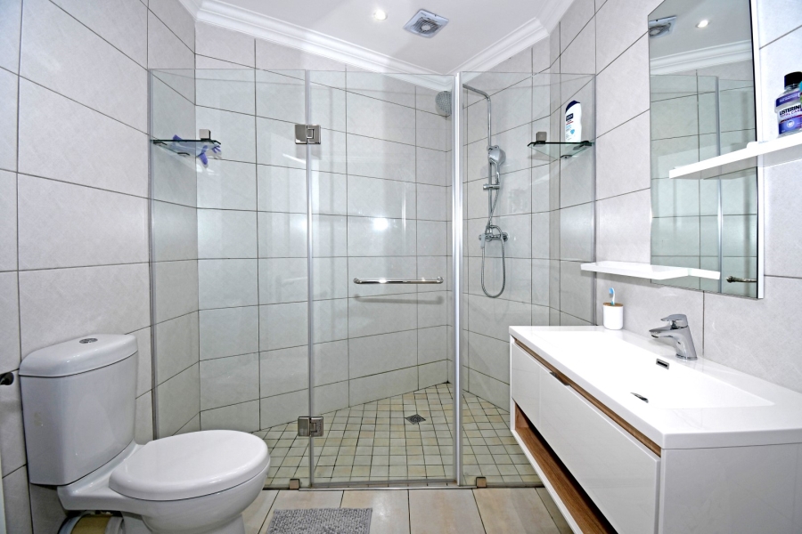 5 Bedroom Property for Sale in Benmore Gardens Gauteng