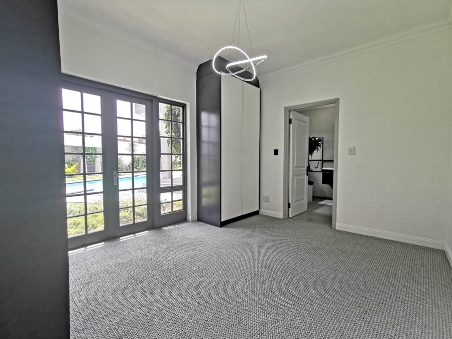 5 Bedroom Property for Sale in Benmore Gardens Gauteng
