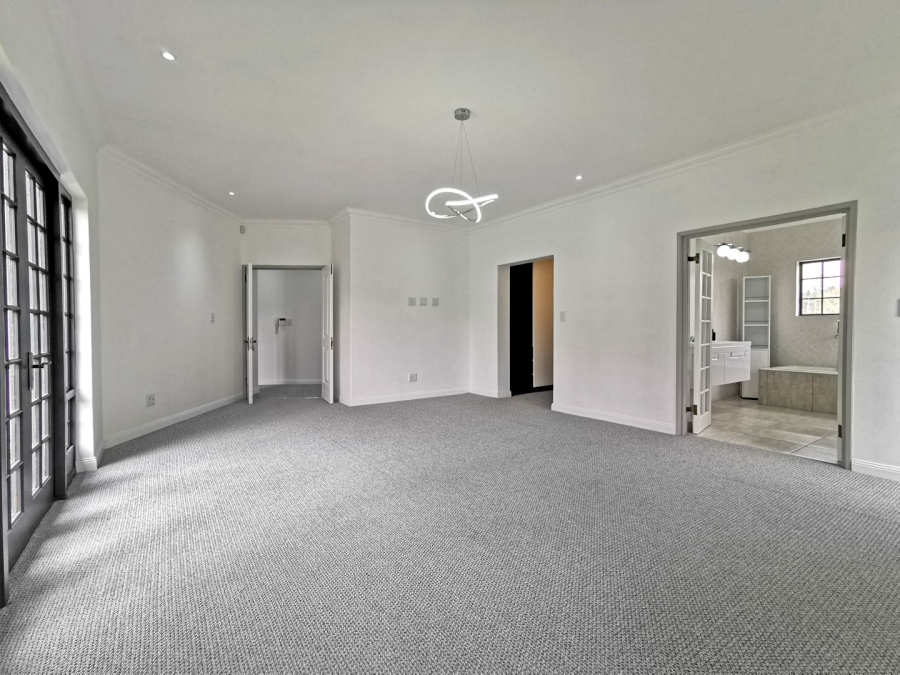 5 Bedroom Property for Sale in Benmore Gardens Gauteng